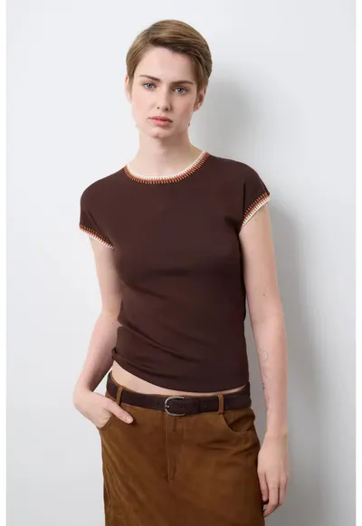 Tricou cu detalii contrastante - Maro inchis