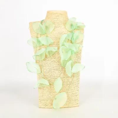 Colier statement verde menta cu petale textile de mac 3D din organza - design artistic italian