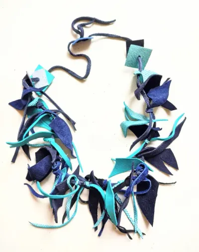 Colier handmade din piele naturala, asimetric, nuante bleumarin turcoaz ,unicat