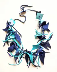 Colier handmade din piele naturala, asimetric, nuante bleumarin turcoaz ,unicat