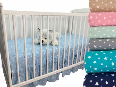 Cearsaf 140x70 cm cu volanas in fata din bumbac cu imprimeu Stelute albe