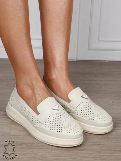Mocasini Damă din Piele Naturală Perforata cu Accesoriu Metalic CRL1301 BEJ