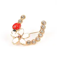 Brosa martisor potcoava cu floare alba si buburuza