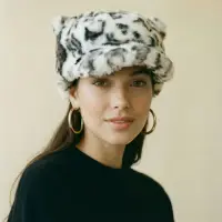 Sapca cu cozoroc din blanita si interior matlasat, animal print alb