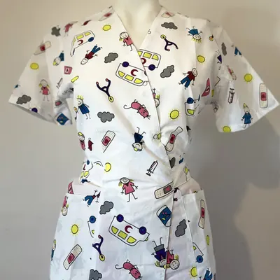 Bluza medicala kimono alba cu imprimeu, model Kids - XS