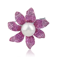 Brosa floare din aur alb cu perla de cultura, rubine de 5.1ct si safire roz de 2.29ct