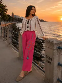 Pantaloni cu broderie siclam