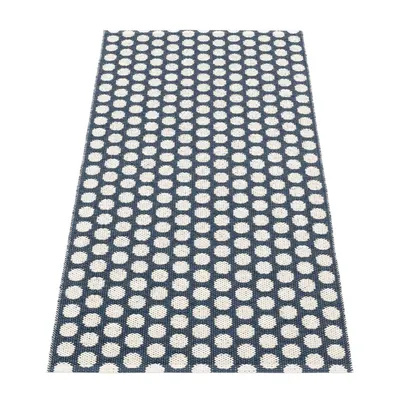 Covor tip traversă pentru interior și exterior albastru închis 70x150 cm Noa Dark Blue – Pappelina