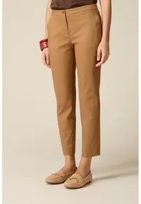 Pantaloni crop din amestec de bumbac cu croiala conica - Maro scortisoara