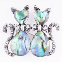 Brosa metalica argintie cu scoica naturala paua shell, pisicute cu pietricele argintii