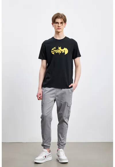 Tricou cu decolteu la baza gatului si imprimeu Batman - Negru