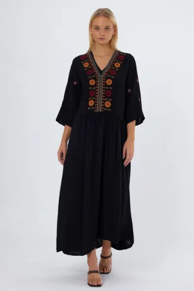 Rochie neagra cu broderie pe piept si maneci, din vascoza