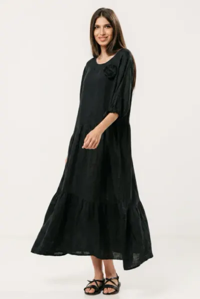 Rochie maxi de vara din in negru cu croi lejer si floare decorativa