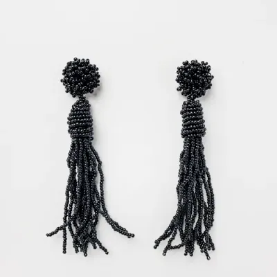 Cercei lungi in forma de ciucure cu margelute negre