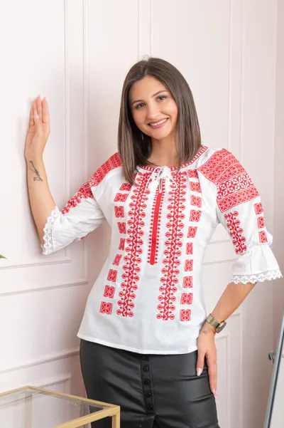 Bluza tip ie alba cu motiv geometric rosu Virginia 01