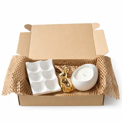 Set cadou Paște cu lumânare din ceară de soia în vas Jesmonite, suport pentru 6 ouă și iepuraș ceramic auriu - Bujor & Oud