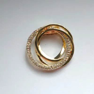 Brosa clips pentru esarfa cu trei cercuri, aurie cu pietricele foarte fine