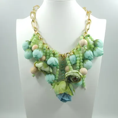 Colier statement cu flori decorative 3D in nuante pastelate de verde menta , design artistic