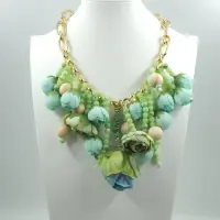 Colier statement cu flori decorative 3D in nuante pastelate de verde menta , design artistic