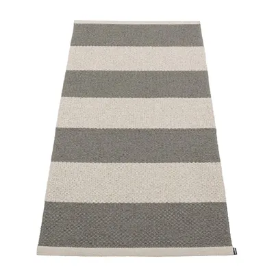 Covor tip traversă pentru interior și exterior gri antracit/crem 70x150 cm Bob Charcoal Linen – Pappelina