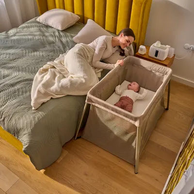 Patut multifunctional Lionelo Alice Gri 3 in 1 pliabil, 0 luni+, 2 trepte de inaltime pentru saltea, material rezistent Oxford 300D, cu iesire laterala, geanta de transport, pana 15 kg, 104x70x74 cm