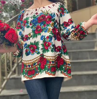 Bluza stilizata cu motive florale Sanziana 17