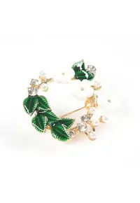 Brosa martisor coronita cu flori albe