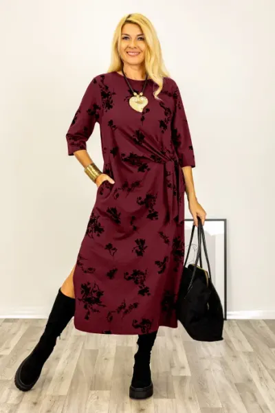 Rochie cu nod intr-o parte imprimata cu flori embosate si catifelate, din jerseu de bumbac bordo