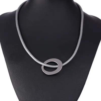Colier minimalist cu cerc neregulat pe fir gros de piele ecologica, argintiu mat