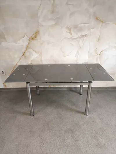 Masa Iza moderna cu blat din sticla si picioare metalice