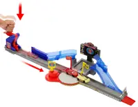 Set de joacă Disney Pixar Cars - Turneul Cupei cu Pistoni, cu o căruță