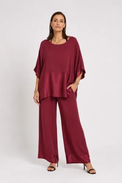 Compleu dama elegant din vascoza cu bluza oversize si pantaloni palazzo si insertii satinate bordo