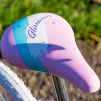 Bicicleta fetite Huffy Glimmer Violet 16 inch, cu gentuta pentru ghidon, varsta 5-7 ani, inaltimea 112-127 cm, scaun si ghidon reglabile pe inaltime, frana de mana pe ambele roti, anvelope cu profil gros