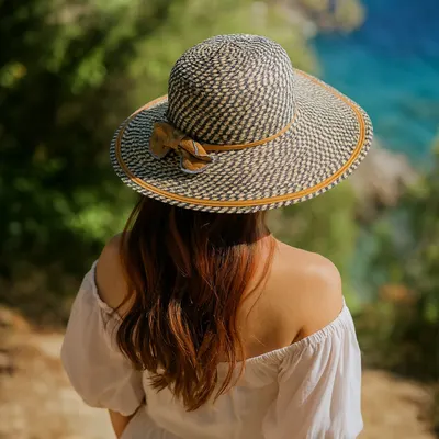 Pălărie de plajă damă Tiara, gri cu model, fundă maro, boruri largi, elegantă, ușoară și respirabilă, protecție solară, diametru 39 cm