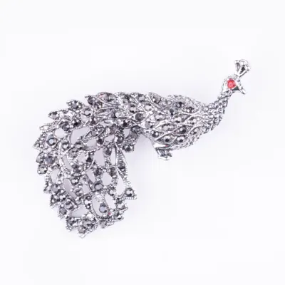 Brosa metalica argintie cu pietricele mici, paun cu coada mare