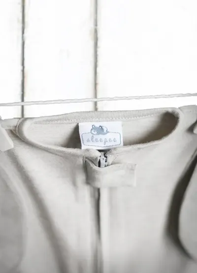 Saculet swaddle pentru infasat din bumbac + caciulita Second Step bej Sleepee