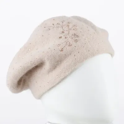 Caciula bej model tricotat cu perle si strasuri fine aplicate, dublata in interior
