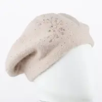 Caciula bej model tricotat cu perle si strasuri fine aplicate, dublata in interior