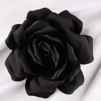 Brosa floare neagra satinata cu diametru de 15 cm, cu clips pentru par
