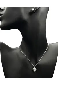 Colier argintiu cu pandantiv inima - cristale zirconia - 40x5cm