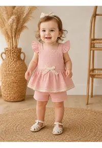 Set bebe fete 2 piese muselina roz – bluza tip rochita cu volane si pantaloni scurti