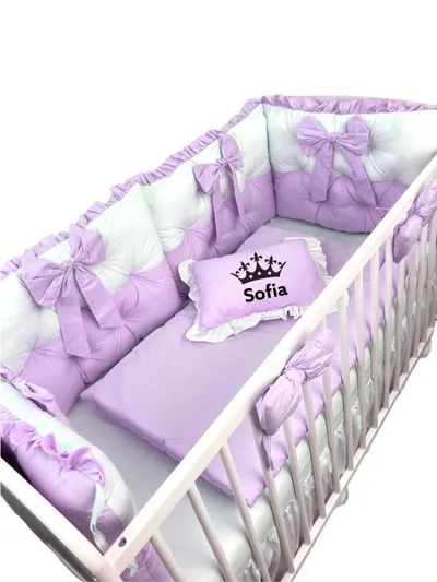 Lenjeria de pat Personalizata cu 4 perne aparatori matlasate, cearceaf cu volanas, pilota si pernuta 120x60 cm roz pal