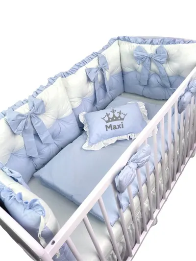 Lenjeria de pat Personalizata cu 4 perne aparatori matlasate, cearceaf cu volanas, pilota si pernuta 120x60 cm albastru pal
