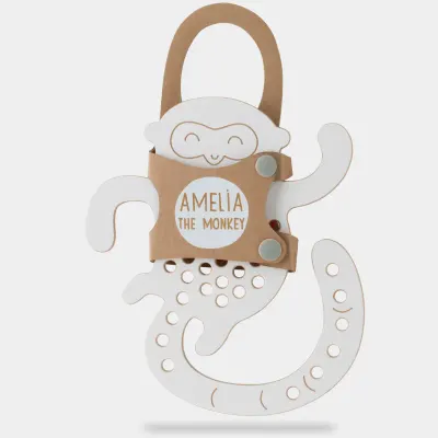 Milin Big Wooden Lacing Toy Monkey Amelia jucărie cu activități 20 cm x 17,5 cm x 0,7 cm 1 buc