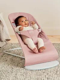 Balansoar Bliss BabyBjorn Dusty Pink cu aspect delicat de petala tesatura matlasata cu bara de jucarii inclusa