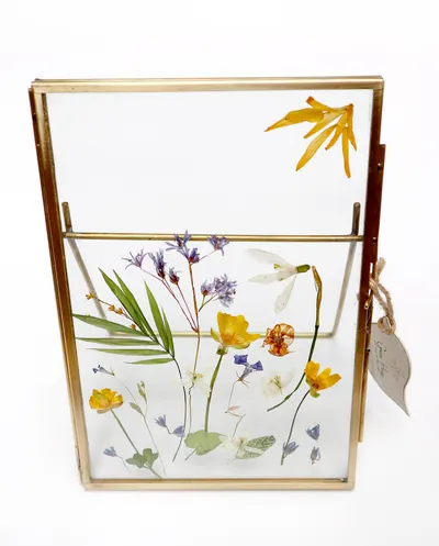 Rama metalica cu sticla, decorata cu flori presate - Model 1