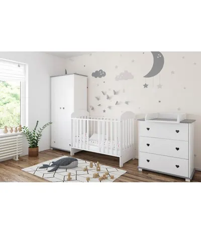 Patut din lemn pentru copii, Nichiduta Sisi White, design modern cu somiera reglabila pe 3 inaltimi distincte, margine din silicon pentru protectie dintisori, sistem cu 2 bare detasabile, dimensiuni exterioare 124x65x100 cm