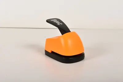 Perforator de hârtie