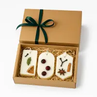 Set cadou Crăciun – 3 odorizante dulap din ceară de soia, model JOY - Măr copt & Scorțișoară