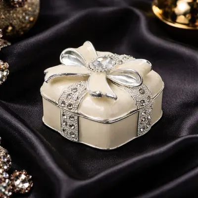 Cutie Bijuterii 6x6 cm în Formă de Cadou cu Fundă și Strasuri AZAY – Casetă Bijuterii Elegantă, Cutie Inel, Cadou Femei cu Ambalaj Premium